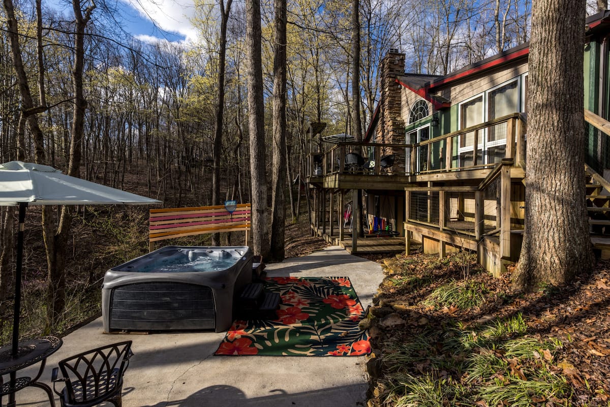 Maeve's Whimsy vacation cabin in Hocking Hills, Ohio