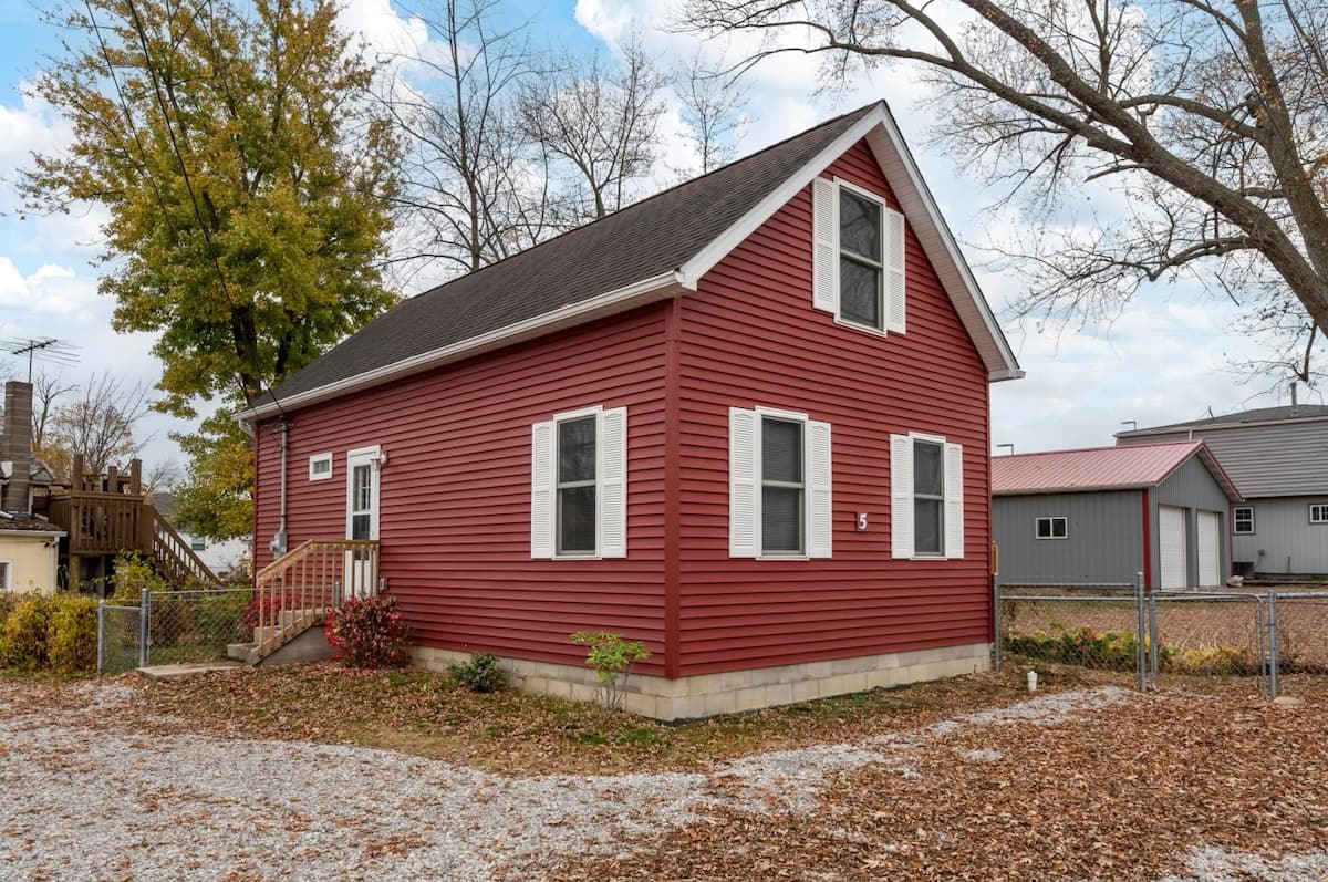 The Red Cape, a red cape-style vacation home in Buckeye Lake, Ohio